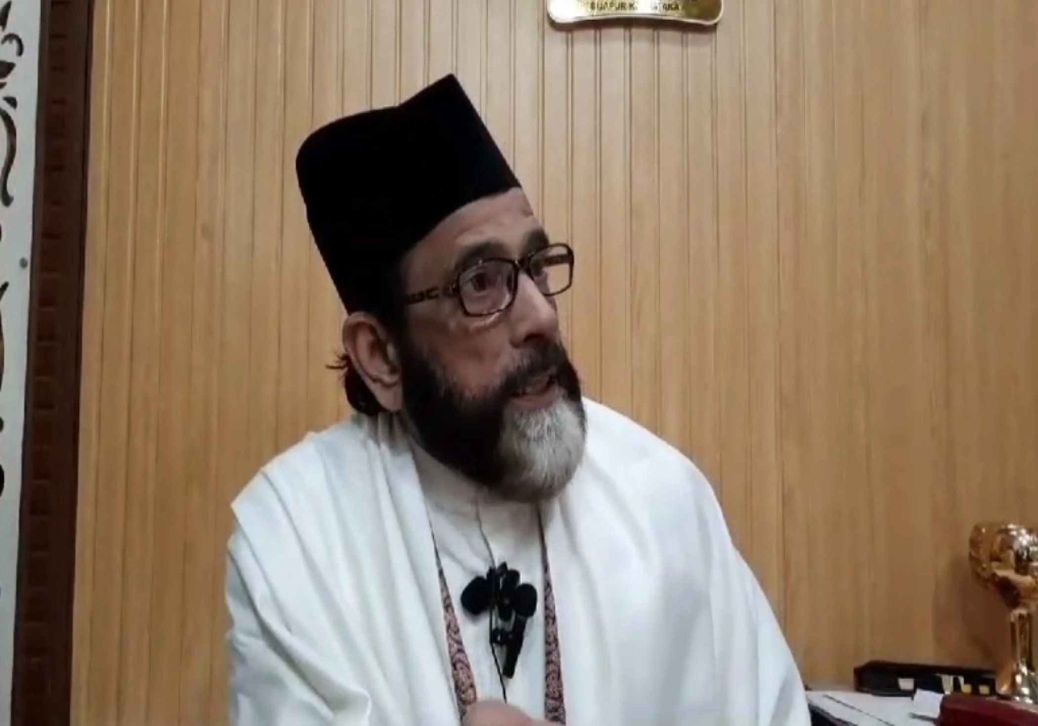 Maulana Tauqeer Raza again warned of strike and arrest. Called those who created ruckus as Hindu terrorists Maulana Tauqeer Raza again warned of strike and arrest. Called those who created ruckus as Hindu terrorists
